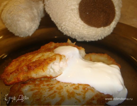 Выкладываем в кастрюльку и накрываем крышкой, чтобы кляр стал мягким. Можно, конечно, и с хрустящей корочкой кушать, я пробовала, но все-таки с мягкой ребеночку есть будет легче. Ну а потом усердно начинаете искать вместе с деткой, куда же в этот раз спряталась курочка?))) Кстати, малыш не глуп, он привел собаку))) 