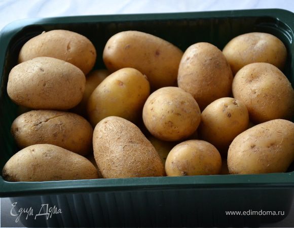 Хорошо помыть картофель и, не очищая, отварить его в подсоленной воде (прим. 15 мин)