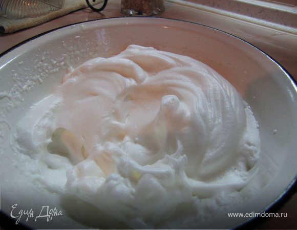Яичные белки взбить в крутую пену.