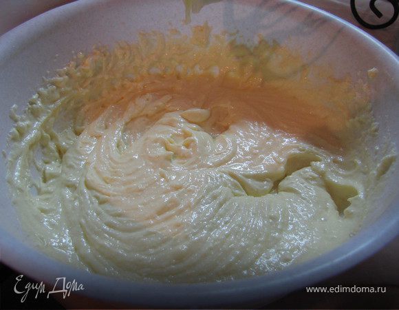 Желтки тщательно растереть с сахаром, творогом, ванильным сахаром, солью до кремообразного состояния