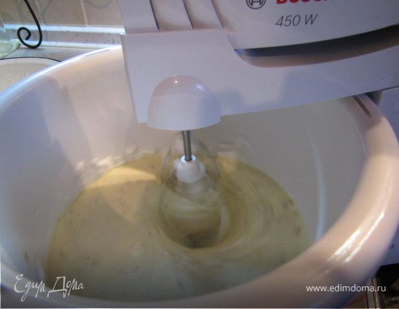 В творожно-желтковую массу, при постоянном помешивании, бережно вводим белки и овсянку. 