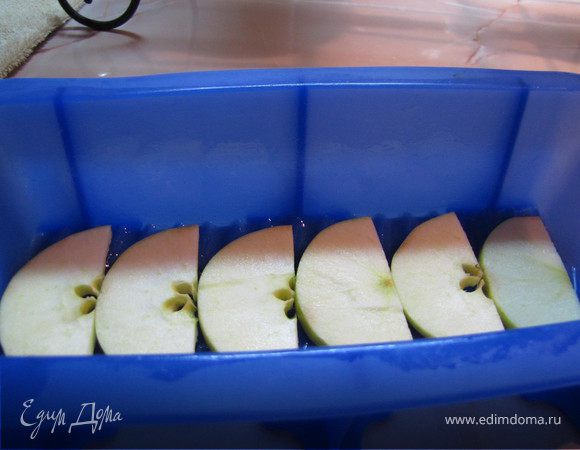 Форму (на Ваш выбор) смазать сливочным маслом и выложить подготовленную массу.
Для придатия блюду некоторой праздности и торжественности я выложила дольки яблока на дно формы