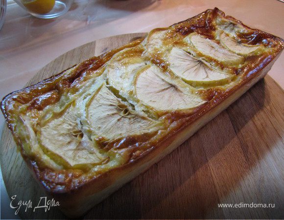 и поверх теста. Запекать в духовке на среднем огне до готовности, около 35-50 минут.