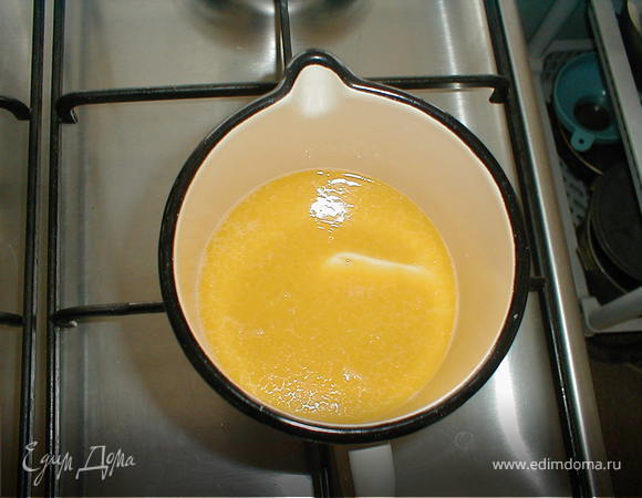 Вскипятить воду с маслом  и солью 