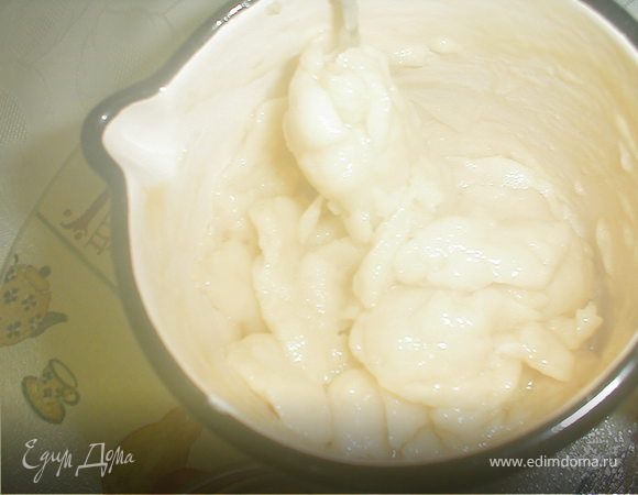 Растирать тесто следует, поставив посуду на слабый огонь до получения блестящей массы гладкой массы без комков. 