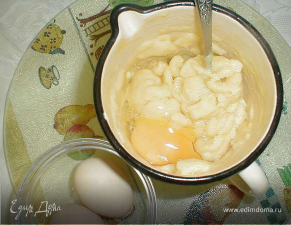 Дать тесту немного остыть и, продолжая его растирать вбить в него по одному  4 яйца.