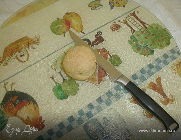 Приготовление начинки: Сваренное яйцо и тунец  размять вилкой  и тщательно перемещать со взбитым маслом. Надрезать не до конца вдоль готовый шарик и чайной ложкой вложить в него начинку