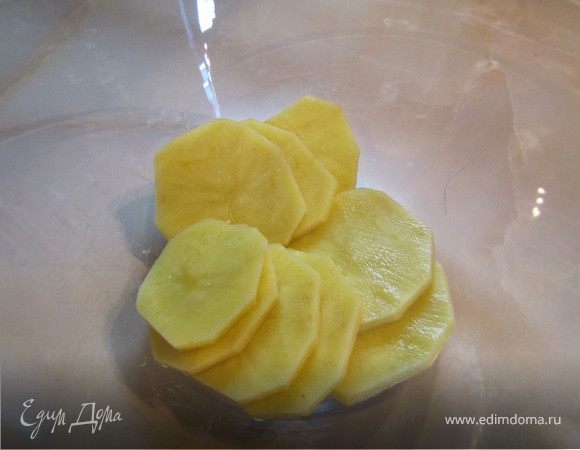 Все продукты нарезаем круглыми ломтиками:
Картофель
