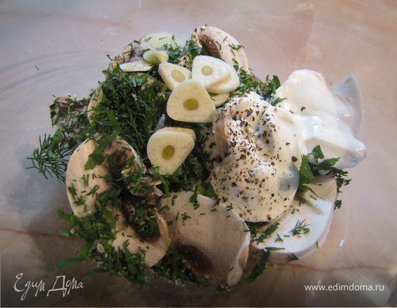 Добавляем свежепорезанную зелень, чеснок, сметану, перчим и солим.
