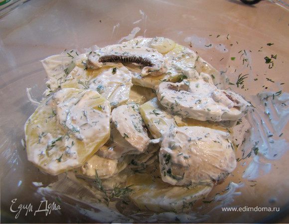 Пытаемся перемешать, довольно трудно, учитывая густоту сметаны и достаточно крупные ломти картофеля и грибов (перешла в рукопашную).
