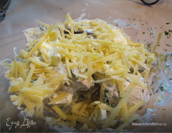 Для сочности добавила немного сливочного масла, потом посыпала твердым сыром, 