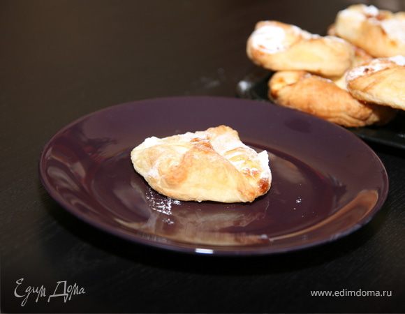 Готовые ватрушки посыпьте сахарной пудрой и подавайте к столу.