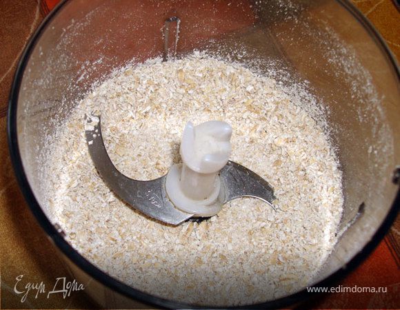 Овсяные хлопья измельчить в крошку.