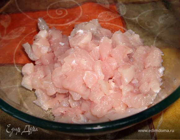 Куриное филе порезать мелкими кубиками. 