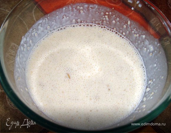 Яйцо отдельно немного взбить,добавить сметану, соль, перец, мускатный орех и овсяные хлопья. Хорошо перемешать. 