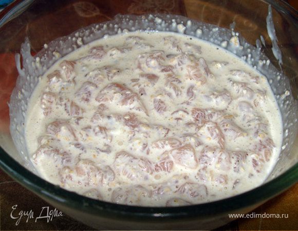 Смешать нарезанное филе с этой смесью и поставить в холодильник минимум на 2 часа (можно и на ночь). Курятина замаринуется, а крошки хлопьев набухнут.