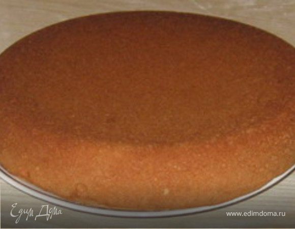 Первым делом делаем бисквит. Отделяем белки от желтков.В белки добавить щепотку соли  и взбивать миксером сначала на миним. скорости. когда белки уже начнут загустивать вводим сахар по чуть чуть. Белки уже приняли плотную форму вводим по чайной ложке желтки не переставая взбивать все миксером. Откладываем миксер и с помощью ложки начинаем вмешивать муку. Для этого просеем муку через сито. Вводим муку перемешивая ложкой вверх \вниз. Тесто для бисквита готово. Ставим в разогретую духовку до 150 градусов. Минут на 20. Во время выкипания бисквит поднимается.До образования светло коричневого цвета. выключаем духовку. и пусть еще пару минут постоит в закрытой духовки. Так как бисквит вещи очень интересная, если рано вытянуть может упасть.