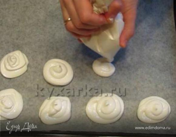 Готовим безе.
Отделяем желтки от белков.Желтки мы используем потом для заварного крема. В белки добавляем щепотку соли и на минимально скорости начинаем взбивать миксером. Белки стали уже белые и немого плотные начинаем вводить сахар по не многу. Взбиваем массу до того момента пока не белки не станут плотным и не будут переливаться по миске. 
В самом конце взбивания добавьте несколько капель лимонного сока и взбивайте еще пару минут.
Взбитая белковая масса не допускает длительного хранения т.к. очень быстро начинает оседать. Именно поэтому выпекают безе сразу же после приготовления.
Отсадите белковую массу на пергаментную бумагу. Поставьте противень в холодную духовку. Выставите температуру 110 С, слегка приоткройте дверцу духовки (буквально на несколько мм, для этого я подкладываю под дверцу тонкий карандаш) и выпекайте, вернее, сушите, до тех пор, пока безе не будут легко отставать от пергаментной бумаги. Выпеченное безе имеет характерное шуршание и его дно при надавливании не проминается. На выпечку-сушку у вас может уйти от 1 до 2 часов. Спустя примерно 40 – 50 минут после начала выпечки дверь духовки можно плотно закрыть.