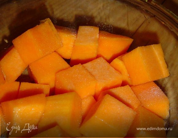 Тыкву очищаем, нарезаем кубиками, солим и перчим.