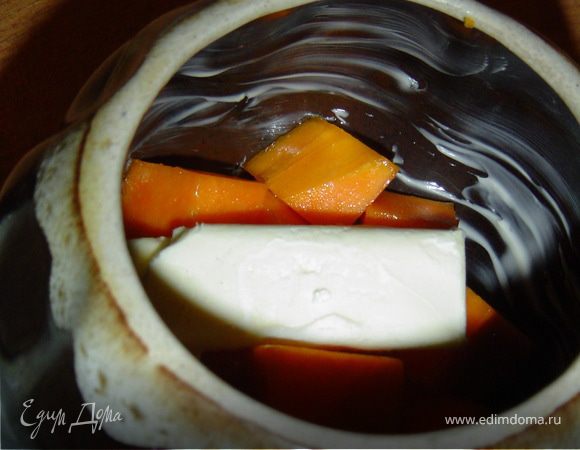 Горшочек смазываем маслом,в него складываем тыкву, а сверху кладем масло.