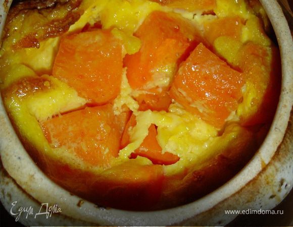 Готовое блюдо можно подавать в горшочках, по желанию, полив сметаной.