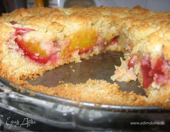 Тесто разделить на 2 части ( одна часть больше)На дно формы выложить большую часть.Сверху выложить фрукты пропитанные вином.Сверху фруктов натереть на терке вторую часть теста. Выпечь примерно 40 мин при темп 180 гр ( зависит от духовки) до золотистого цвета.