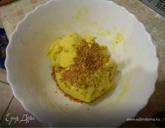 Масло растереть с сыром. Желток с сахаром. Соединить. Добавить растительное масло и просеянную муку. Замесить ложкой. Добавить семена льна (можно заменить кунжутом). Тесто должно получится очень мягким и эластичным.