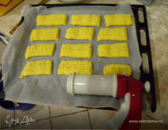 С помощью кондитерского шприца отсадите печенье на противень (с пекарской бумагой).