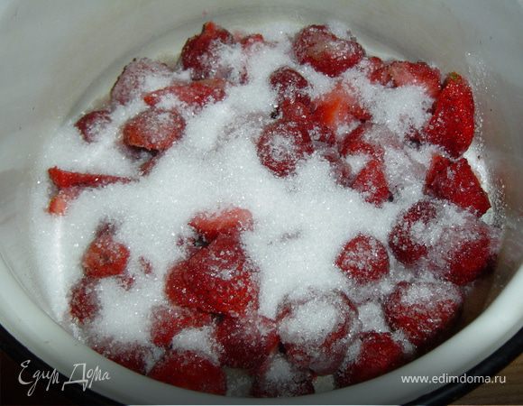 Клубнику посыпать сахаром, довести до кипения, влить крахмал, разведенный в холодной воде. 