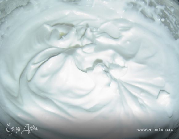 Охлажденные белки взбить с лимонной кислотой, постепенно добавить сахар ,а затем крахмал, ванильный сахар, продолжая взбивать, пока не образуется устойчивая пена.