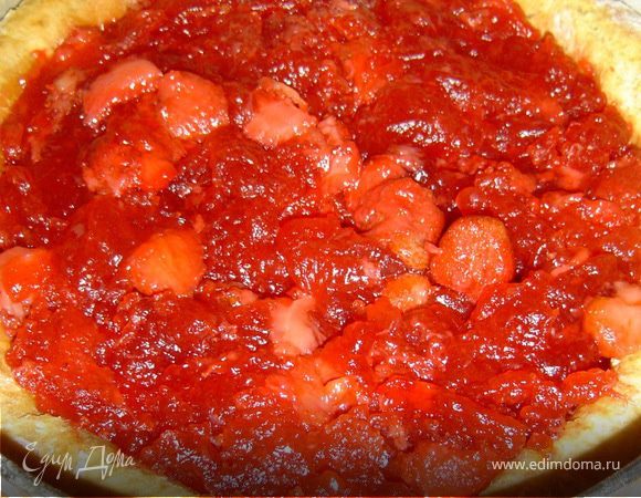 Вынуть форму из духовки, выложить в середину пирога клубничную начинку, 