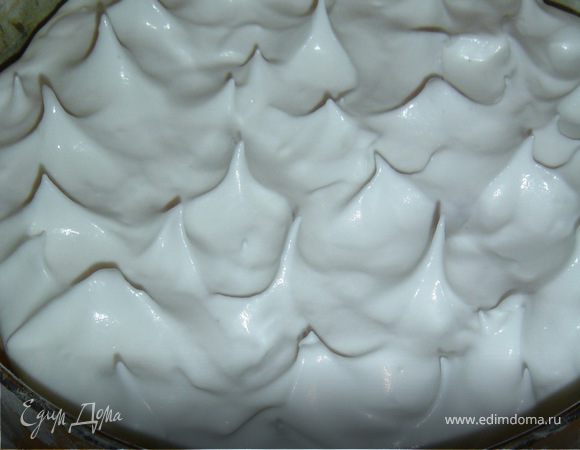 а сверху белковую массу. По белковому слою пройтись тыльной стороной ложки, чтобы образовались «пики».