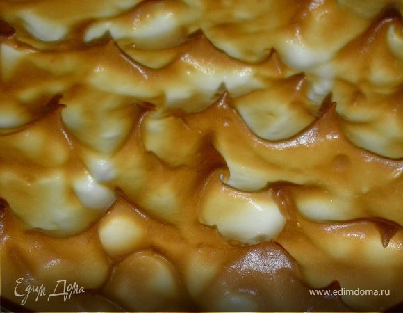 Выпекать еще 10 минут, затем выключить духовку и оставить пирог еще на 15 минут.