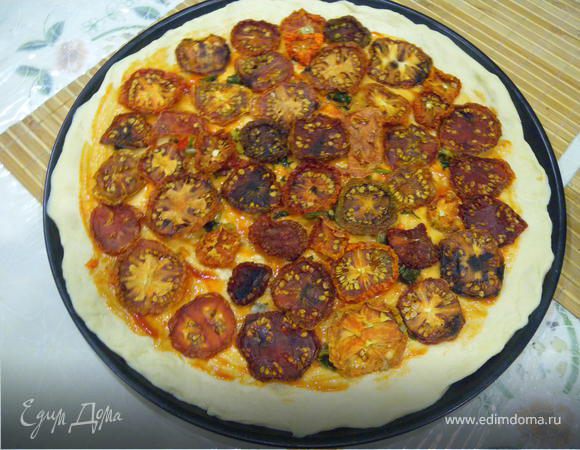 Посыпьте специями. Выложите вяленые помидоры. 