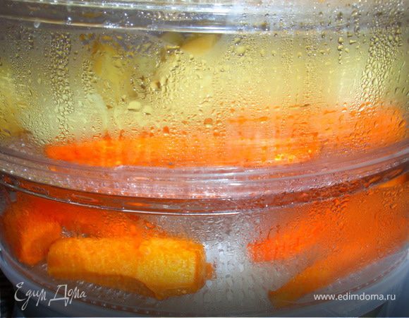 Чистим картофель и морковь, режем на крупные кусочки. Отправляем в пароварку до (почти) готовности, минут 40-45.