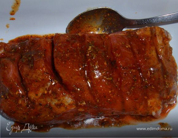 Мясо моем делаем небольшие надрезы. Смешиваем мед, апельсиновый сок, смесь пряностей и трав,оливковое мало, соль. И натираем наше мяско. Отправляем в холодильник минимум на один час.   