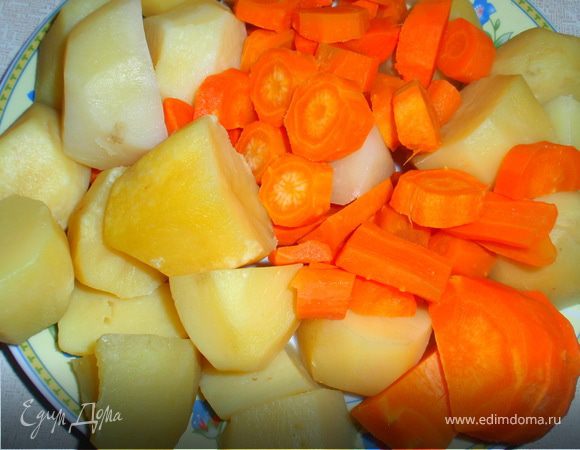 Картофель и морковь кладем на разогретую сковороду с сливочным маслом. Добавляем чеснок, солим и обжариваем на среднем огне до золотистой корочки.