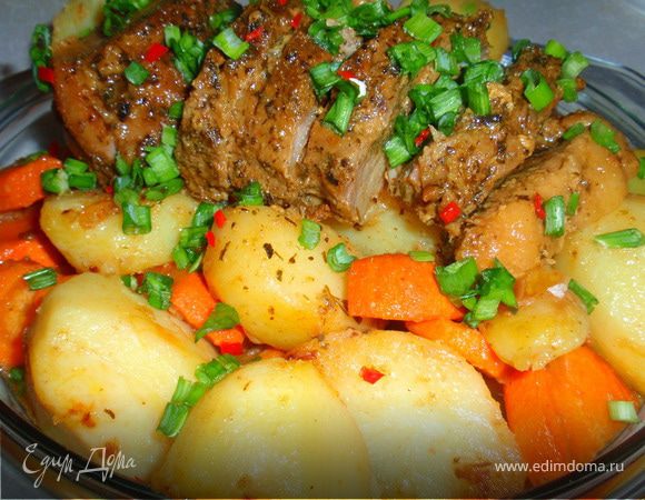 Мясо запекаем в открытой форме при температуре 180 градусов около часа. (или в микроволновке режим СВЧ+конвекция 10 минут при мощности 50%(450ВТ)в режиме горячего воздуха 180 градусов). Затем залить пивом, накрыть форму и печь еще минут 30-40 (для микроволновки:готовить в том же режиме 15 минут)Вынуть мясо, накрыть фольгой и дать постоять 10 минут. Выложить на блюдо овощи, затем мясо и залить соусом в котором оно  готовилось. Посыпать мелко нарезанным луком и перцем.