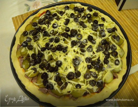 Сверху немного твердого натертого сыра. Залейте все равномерно взбитым яйцом и добавьте оливки без косточки.