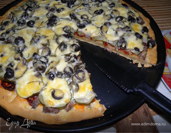 Приятного аппетита! Тесто для пиццы без дрожжей получается слегка хрустящим, хорошо держит начинку. А начинку вы можете изменять по своему вкусу. 