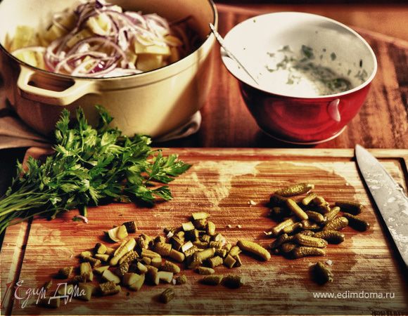 Нарезаем в миску, картошку крупними кусочками (2см), красный лук и солёные огурчики. Крупно нарезаем зелень, посыпаем картофель. заправляем салат настоявшимся соусом. Подавать можно сразу, но лучше дать пропитаться 1-2 часа в холодильнике.