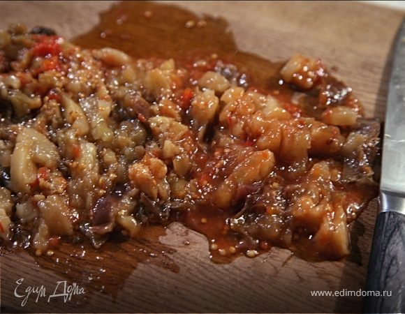 Баклажаны в аджике нарезать небольшими кусочками.