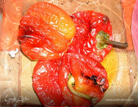 Разогреваем духовку до 200 градусов. Запекаем до мягкости 4 красных сладких перца.
Выкладываем в большую миску под крышку, чтобы отпотели и немного остыли.