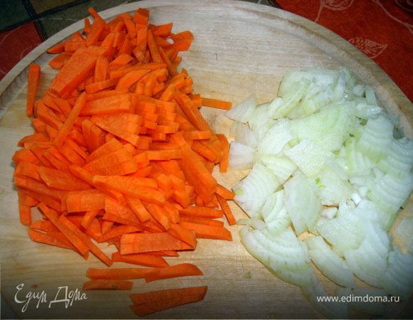 Режем довольно мелко луковицу, 
соломкой -  3 средние моркови. 
