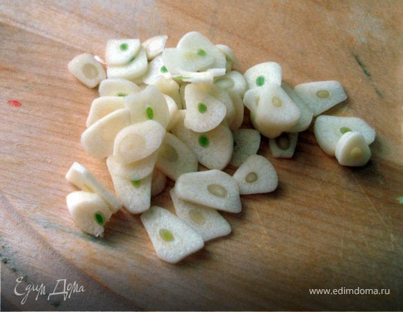 Нарезаем тонкими кружочками чеснок и мелко – зелень укропа.