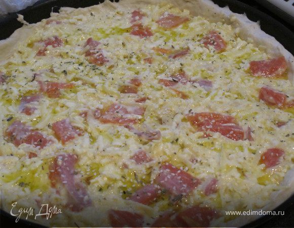 В большую миску выложить семгу, нарезанную небольшими кубиками, натертую моцареллу, картошку, натертую на крупной терке, яйцо, сливки, соль, перец.Все тщательно вымесить. Выложить начинку на тесто, аккуратно разравнивая. Сбрызнуть оливковым маслом, посыпать кунжутом и чабрецом.