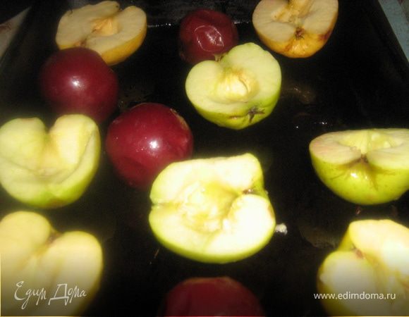 Яблоки и сливы вымыть. Яблоки разрезать пополам, убрать косточки. Противень смазать растительным маслом, выложить фрукты. 