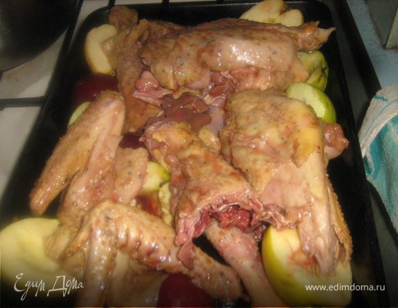 Затем между фруктами положить куски мяса, полить остатками маринада.
Ставим в разогретую духовку и запекаем около 1,5 - 2 часа, время от времени поливая маринадом.