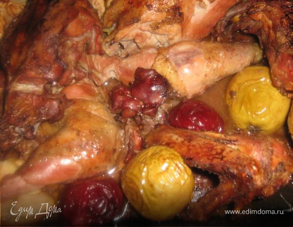 Когда утка уже готова, смазать каждый кусок тонким слоем меда,он придаст корочке аппетитный блеск, оставить в духовке еще минут 10.
Приятного аппетита!