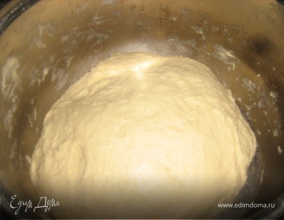 Остальную муку вмешать в 2 подхода, каждый раз добавляя по ложке растительного масла. Тесто должно быть мягким, эластичным, но не жидким.
